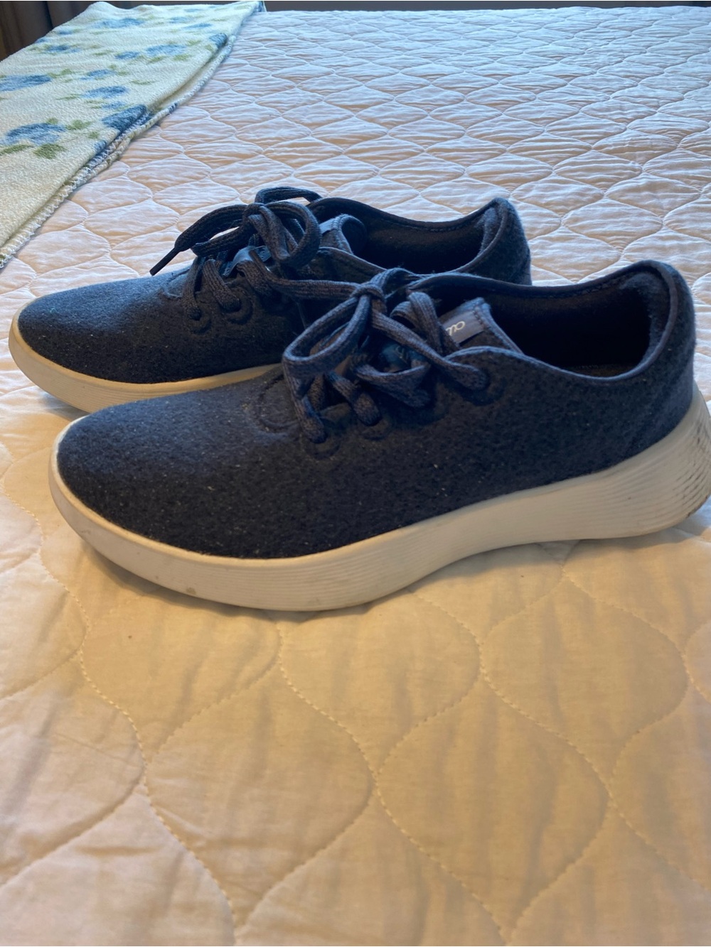 allbirds Women's Navy Wool Sneakers with White Sole, size 9